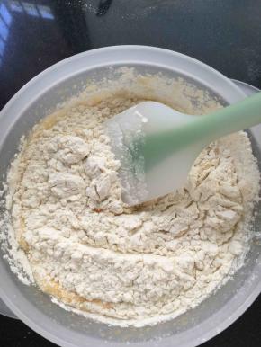 低粉过筛 和泡打粉一起加入到蛋液中 