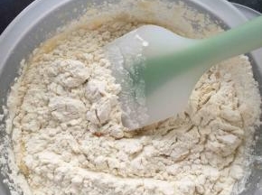 低粉过筛 和泡打粉一起加入到蛋液中 