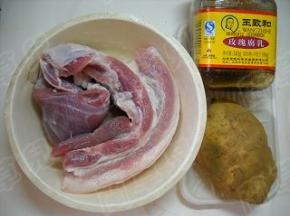 准备好猪肉、土豆、玫瑰腐乳。