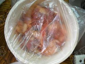 覆盖保鲜膜，入冰箱冷藏入味。