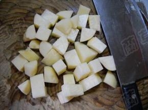 土豆去皮、洗净、切小块。