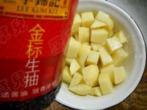 切好的土豆放入碗中，倒入少许生抽，调味。
