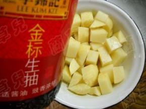 切好的土豆放入碗中，倒入少许生抽，调味。