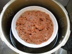 剩余米粉倒在肉片上，再淋上少许腐乳汁；入锅，隔水蒸40分钟至熟。