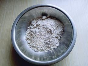 将莜面放入大口的器具中。