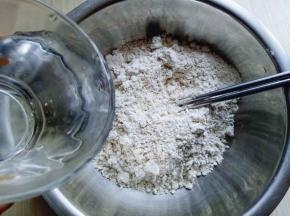 分次加入开水。（切记不要一下子将开水倒入）