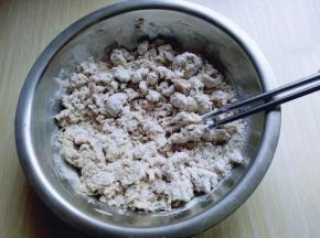 边倒开水边用筷子挑成絮状。