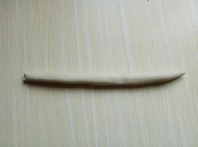 将面团搓成细条状。