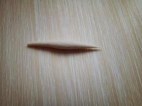 用手心来回搓，搓成鱼鱼状，如图。