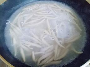 煮莜面:  锅中加入水，大火烧开后下入莜面鱼鱼，将莜面煮至8成熟（用手抓放再撒落的手法放入锅中，切记不要一下子倒入，避免莜面黏连在一起。）