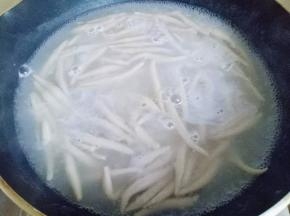 煮莜面:  锅中加入水，大火烧开后下入莜面鱼鱼，将莜面煮至8成熟（用手抓放再撒落的手法放入锅中，切记不要一下子倒入，避免莜面黏连在一起。）