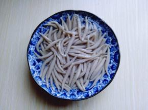 煮好的莜面，会很粘，用冷水冲洗两遍，再换清水，可以再水里滴几滴油，避免莜面粘一起。