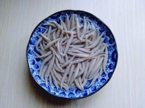 煮好的莜面，会很粘，用冷水冲洗两遍，再换清水，可以再水里滴几滴油，避免莜面粘一起。