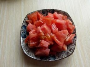 番茄洗干净后，再切块。