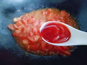 加入番茄酱，继续编炒。