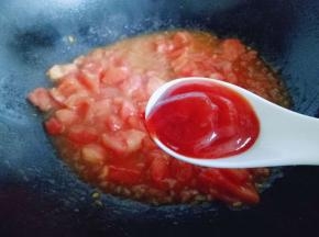 加入番茄酱，继续编炒。
