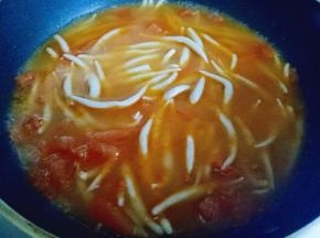 加入适量的清水。家人盐，大火烧开，烧开后下入煮过的莜面，大火烧开，2-3分钟即可。