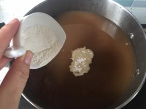 将梨汁和川贝粉倒入锅中，中大火熬煮