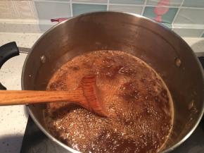 熬到变少有些变稠的时候要不停搅拌，防止糊锅