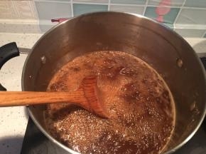 熬到变少有些变稠的时候要不停搅拌，防止糊锅