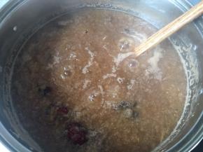 烧开后转中小火熬到颜色发深，我熬了大约40分钟