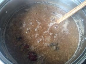 烧开后转中小火熬到颜色发深，我熬了大约40分钟