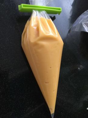 一小时之后拿出来 回温（回温的温度 到能轻松挤出就可以了）