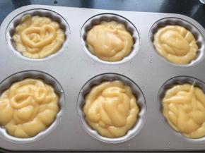 学厨模具的好处就是直接挤进去 不用抹油 不用撒粉 因为它不沾 脱模方便。这个量刚好一模