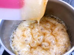 熬制糖浆浓稠，刮刀抬起有明显的滴旗状态即可