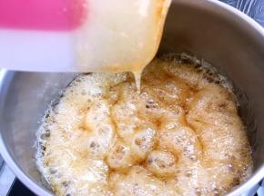 熬制糖浆浓稠，刮刀抬起有明显的滴旗状态即可