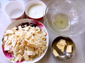 提前准备好全部材料，苏打饼干掰碎