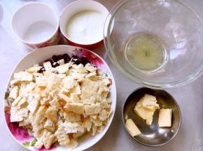 提前准备好全部材料，苏打饼干掰碎