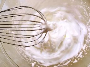 蛋白分次加入10克砂糖，打发至硬性发泡，打蛋器提起有个小三角尖