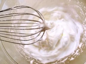 蛋白分次加入10克砂糖，打发至硬性发泡，打蛋器提起有个小三角尖