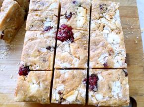 凉透后，揭开油纸，用刀切成同等大小的方块