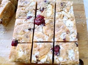 凉透后，揭开油纸，用刀切成同等大小的方块