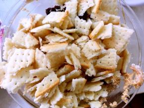 加入苏打饼干碎跟蔓越梅，翻拌均匀