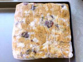 之后倒在油纸上，利用不粘方盘整理成方形，表面用擀面杖压实