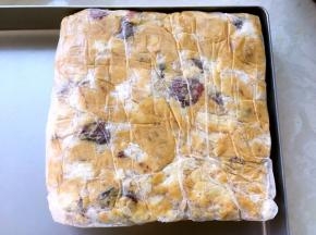 之后倒在油纸上，利用不粘方盘整理成方形，表面用擀面杖压实