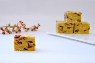 苏打饼干配上牛轧糖，酥脆好吃还特别有嚼头，蔓越梅可以中和下口感