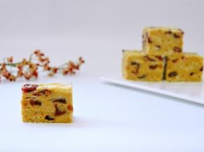 苏打饼干配上牛轧糖，酥脆好吃还特别有嚼头，蔓越梅可以中和下口感