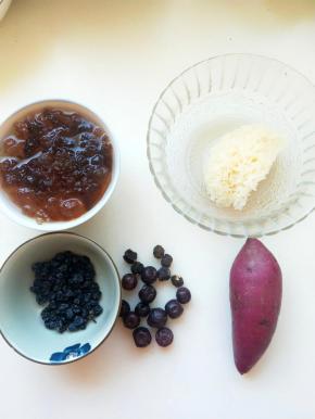 桃胶和银耳前一天泡发洗干净