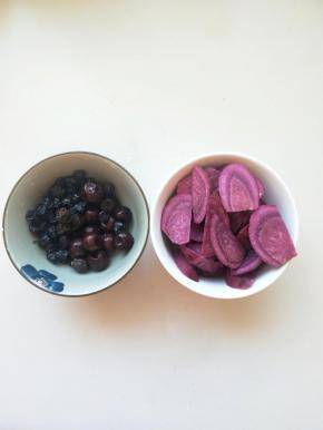 紫薯切块。黑葡萄酸枣仁，桂圆洗干净