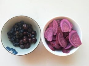 紫薯切块。黑葡萄酸枣仁，桂圆洗干净