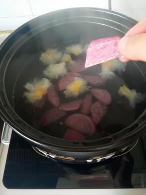 砂锅水烧开下入银耳和紫薯（