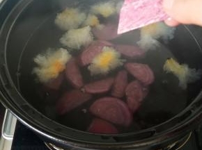 砂锅水烧开下入银耳和紫薯（