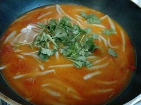 关火加入切好的香菜。