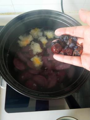 下入酸枣仁桂圆，黑葡萄，大火转中小火熬煮