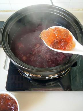 熬到汤汁浓稠时加入泡发好的桃胶在熬煮20分钟即可