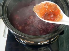 熬到汤汁浓稠时加入泡发好的桃胶在熬煮20分钟即可